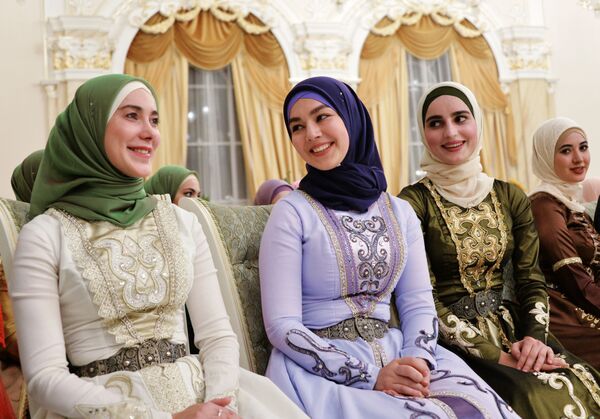 Участницы торжественного вечера, посвященного празднованию Дня чеченской женщины, в Грозном, Чечня - Sputnik Кыргызстан