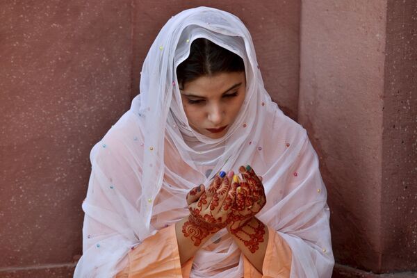 Девушка во время молитвы в Пакистане  - Sputnik Кыргызстан