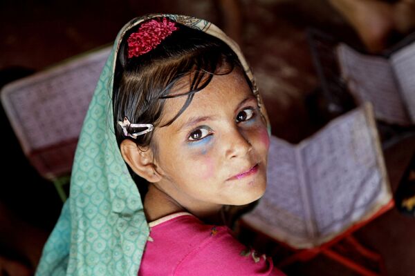 Девочка в лагере Балукали около города Кокс Базар в Бангладеш, где живут беженцы рохинджа - Sputnik Кыргызстан