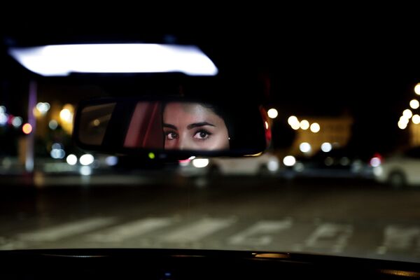 Глаза девушки в зеркале заднего вида машины в Саудовской Аравии  - Sputnik Кыргызстан