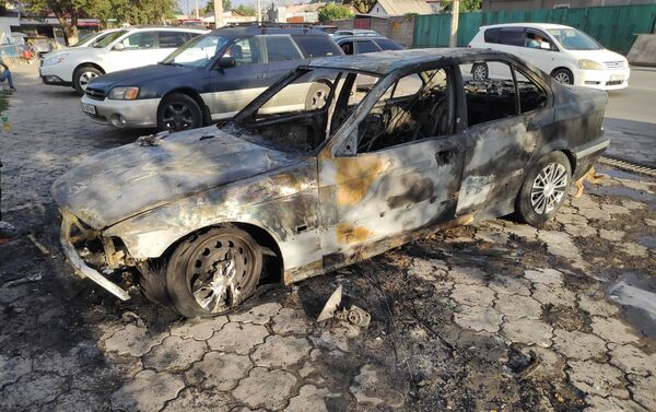 В Бишкеке полностью сгорел легковой автомобиль. - Sputnik Кыргызстан