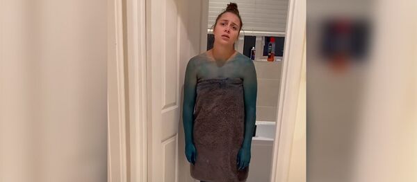 Соцсети шокировал розыгрыш девушки в ванне с красителем — видео - Sputnik Кыргызстан