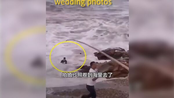 Невеста погибла во время фотосессии на берегу моря — видео с места - Sputnik Кыргызстан