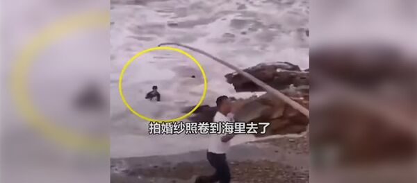 Невеста погибла во время фотосессии на берегу моря — видео с места - Sputnik Кыргызстан