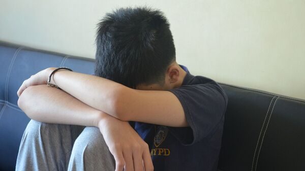 Подросток сидит склонив голову. Иллюстративное фото - Sputnik Кыргызстан