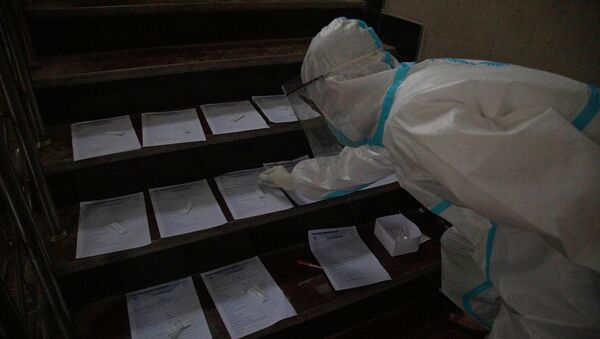 Медицинский работник собирает образцы для тестирования на COVID-19 - Sputnik Кыргызстан