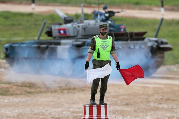 Судья во время соревнований танковых экипажей в рамках конкурса Танковый биатлон-2020 на полигоне Алабино - Sputnik Кыргызстан