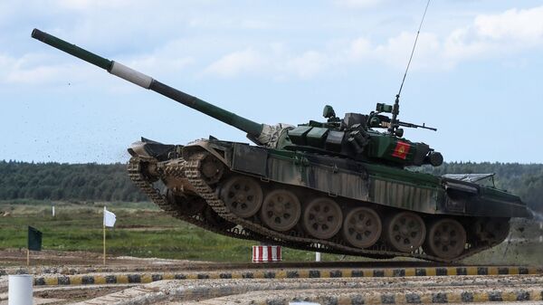 Танк Т-72Б3 команды военнослужащих Кыргызстана во время соревнований танковых экипажей - Sputnik Кыргызстан