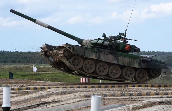 Танк Т-72Б3 команды военнослужащих Киргизии во время соревнований танковых экипажей в рамках конкурса Танковый биатлон-2020 на полигоне Алабино - Sputnik Кыргызстан