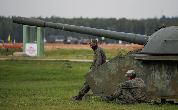 Российские военные отдыхают во время Танкового биатлона - Sputnik Кыргызстан