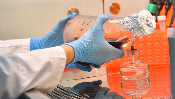 Лабораториянын кызматкери COVID-19 каршы вакцинасын текшерип жатат. Архив - Sputnik Кыргызстан