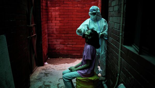Медицинский работник в СИЗ  берет образец у человека на COVID-19 - Sputnik Кыргызстан
