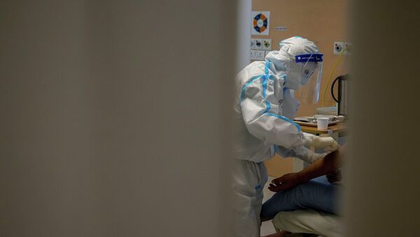 Медицинский работник осматривает пациента в больнице Нью-Дели. Индия. Архивное фото - Sputnik Кыргызстан