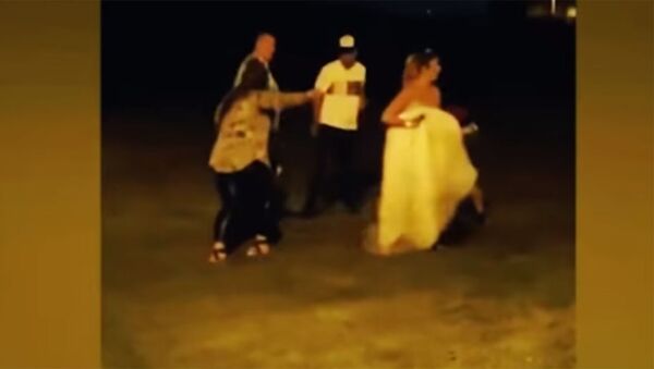 Невеста устроила драку с гостями на своей свадьбе — видео из Британии - Sputnik Кыргызстан