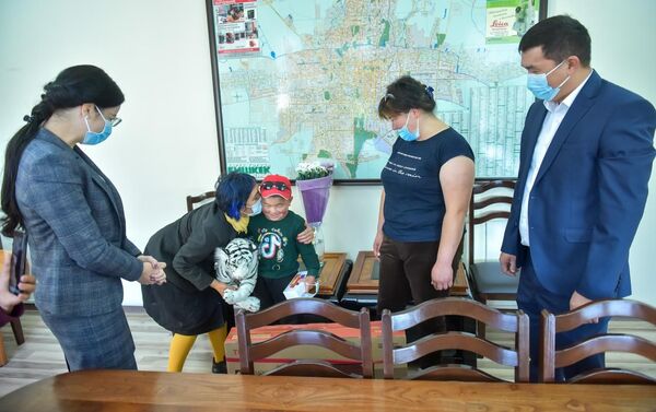 Накануне горожанин Медет Тюлегенов выложил в соцсетях фотографию 8-летнего Бишкека Табылдыева - Sputnik Кыргызстан