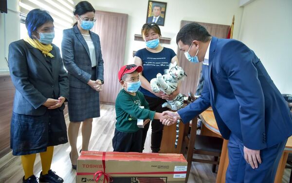С ребенком встретились вице-мэр Виктория Мозгачева и руководитель аппарата мэрии Адилет Малдыбаев - Sputnik Кыргызстан