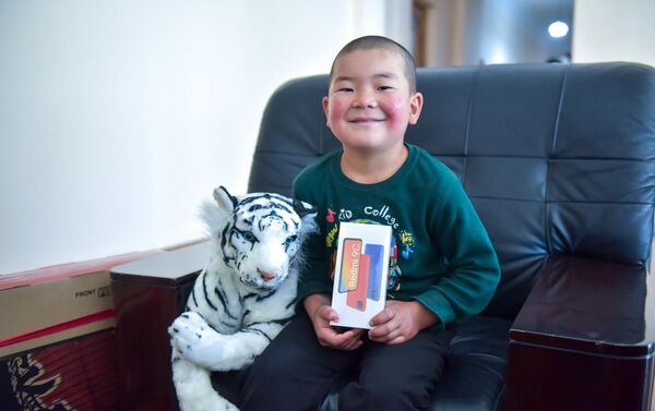 Чтобы облегчить мальчику учебу, мэрия подарила ему смартфон и телевизор. - Sputnik Кыргызстан