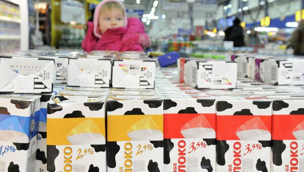 Продажа молока в магазине - Sputnik Кыргызстан
