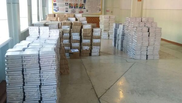 Вручение Российской Федерацией 10 600 книг школе имени Исхака Разакова в городе Ош - Sputnik Кыргызстан