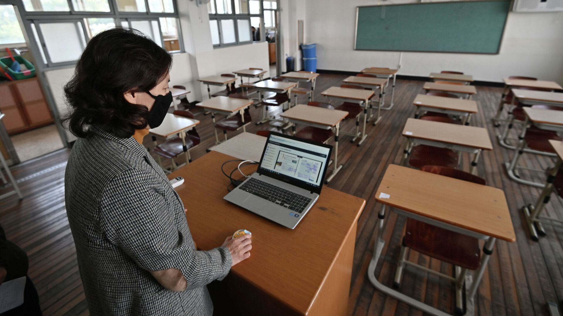 Учитель проводит онлайн-урок. Архивное фото - Sputnik Кыргызстан, 1920, 18.01.2022
