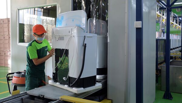 Работы по производству стиральной машины. Архивное фото - Sputnik Кыргызстан