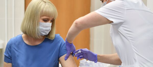 Коронавирустан вакцина сайып жаткан дарыгер. Архив - Sputnik Кыргызстан