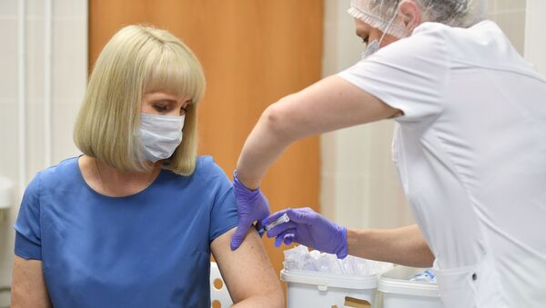 Вакцинация добровольца против COVID-19 в Москве - Sputnik Кыргызстан