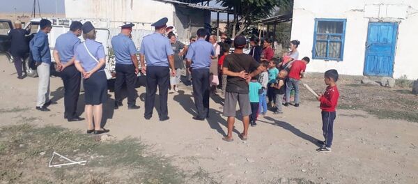 Подворные обходы милиционеров которые выявляют детей, которые не учатся в дистанционном формате - Sputnik Кыргызстан