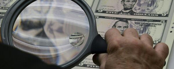 Человек изучает пяти долларовые банкноты США. Архивное фото - Sputnik Кыргызстан