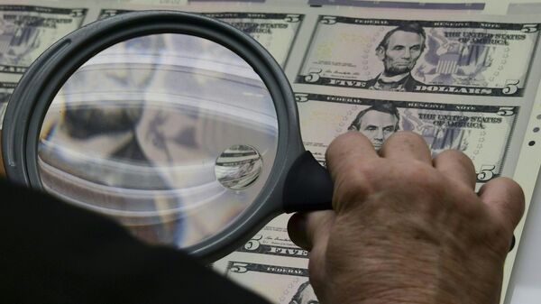 Человек изучает пяти долларовые банкноты США. Архивное фото - Sputnik Кыргызстан