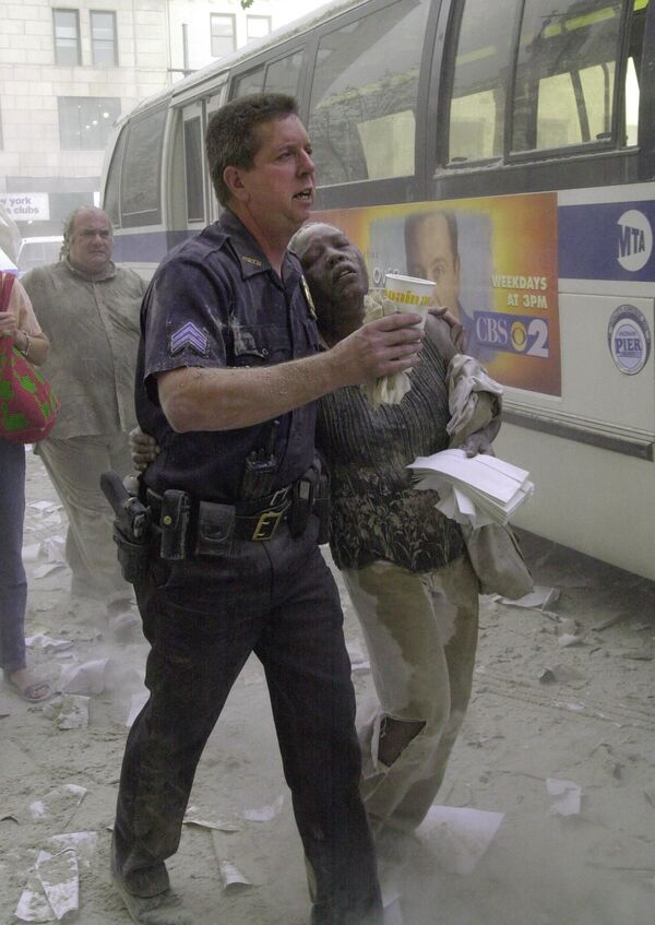 Офицер полиции с пострадавшей во время теракта 11 сентября, США  - Sputnik Кыргызстан