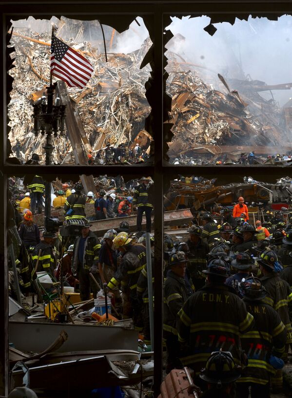 Пожарные на обломках атакованного Всемирного торгового центра в Нью-Йорке  - Sputnik Кыргызстан