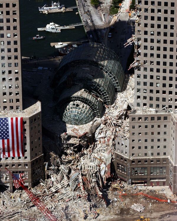 Кусок обрушившегося здания после атаки 9/11 в Нью-Йорке  - Sputnik Кыргызстан