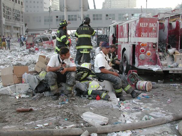 Отдых пожарных во время атаки 9/11 в Нью-Йорке  - Sputnik Кыргызстан