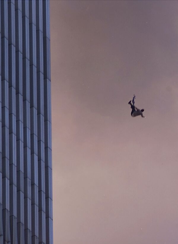 Человек падает с одной из башен Всемирного торгового центра во время теракта 9/11 в Нью-Йорке  - Sputnik Кыргызстан