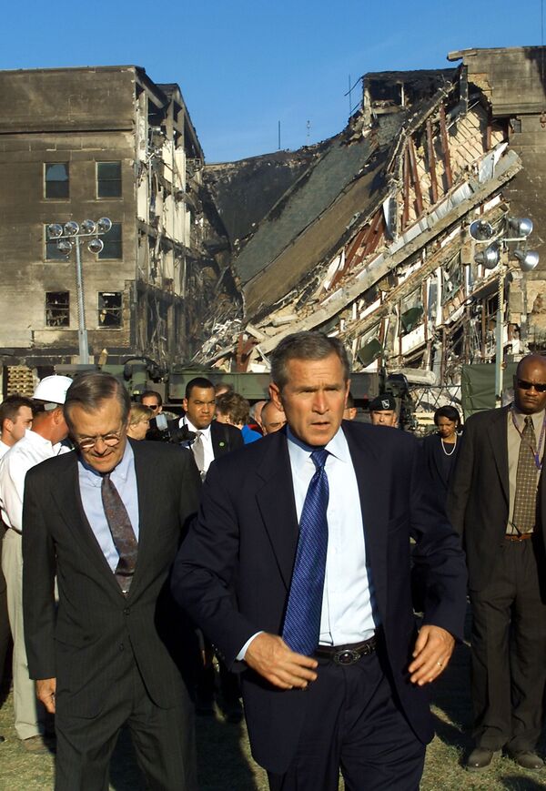 Президент США Джордж Буш у атакованного Пентагона  - Sputnik Кыргызстан
