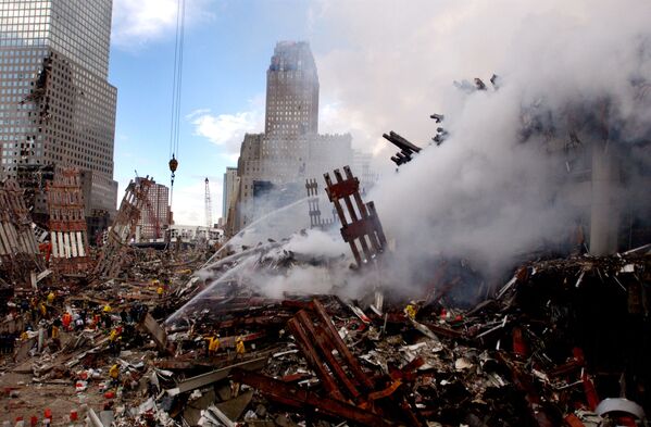 Тушение пожара на месте атакованного Всемирного торгового центра 11 сентября в Нью-Йорке  - Sputnik Кыргызстан