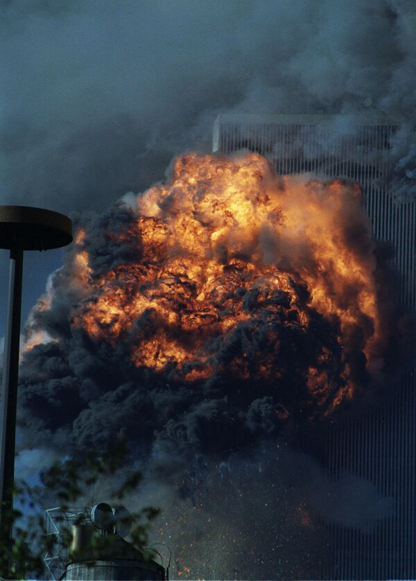  Южная башня Всемирного торгового центра в огне после теракта 11 сентября - Sputnik Кыргызстан