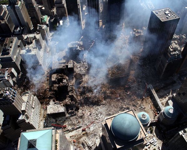 Вид сверху на разрушения на месте атакованного Всемирного торгового центра 11 сентября в Нью-Йорке  - Sputnik Кыргызстан