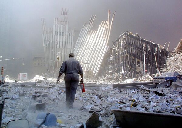 Мужчина с огнетушителем на месте атаки Всемирного торгового центра 11 сентября в Нью-Йорке  - Sputnik Кыргызстан