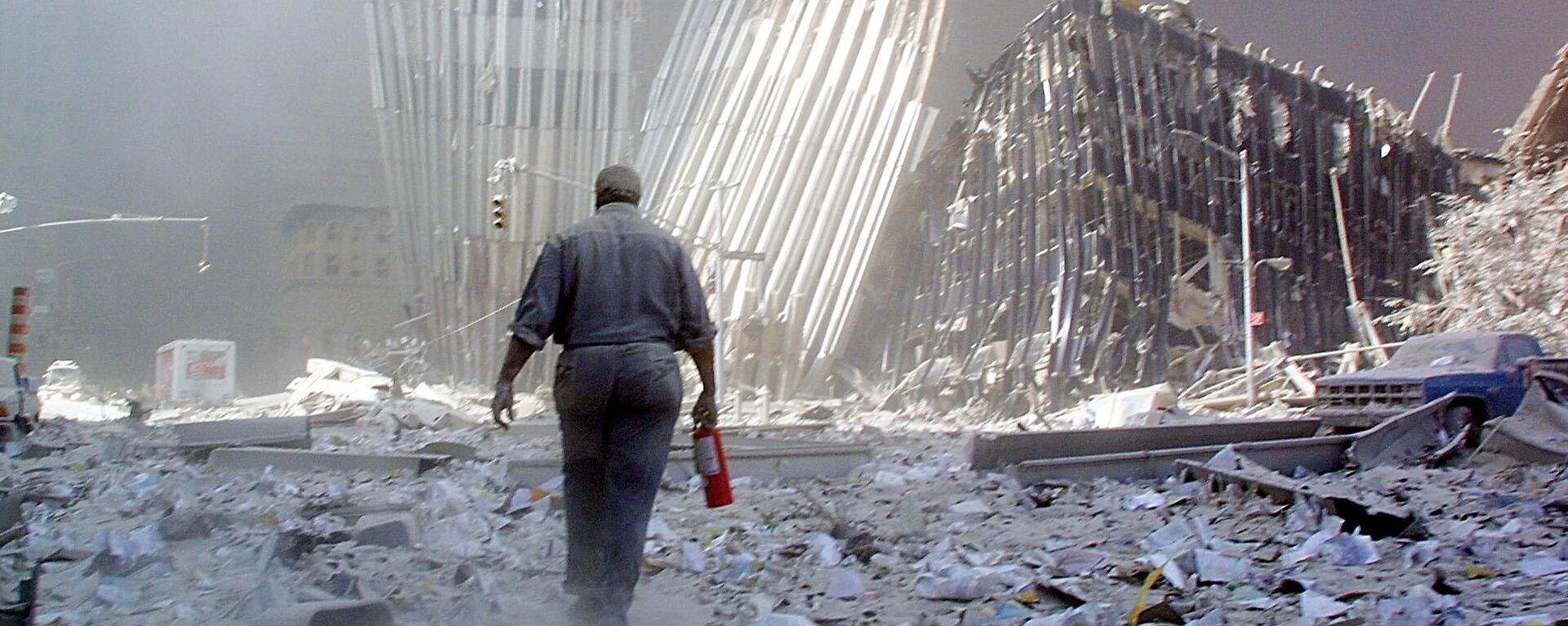 Мужчина с огнетушителем на месте атаки Всемирного торгового центра 11 сентября в Нью-Йорке. Архивное фото - Sputnik Кыргызстан, 1920, 07.09.2021