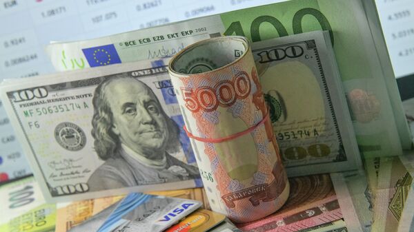Денежные купюры в долларах, рублях и евро. Архивное фото  - Sputnik Кыргызстан