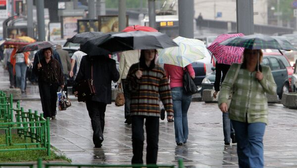 Прохожие на улице во время дождя. Архивное фото - Sputnik Кыргызстан