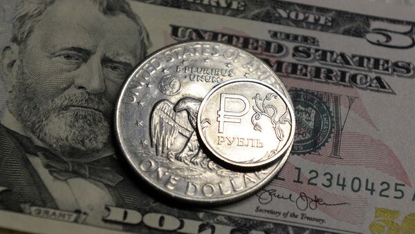 Российский рубль изображен с долларовыми купюрами и однодолларовой монетой. Архивное фото - Sputnik Кыргызстан