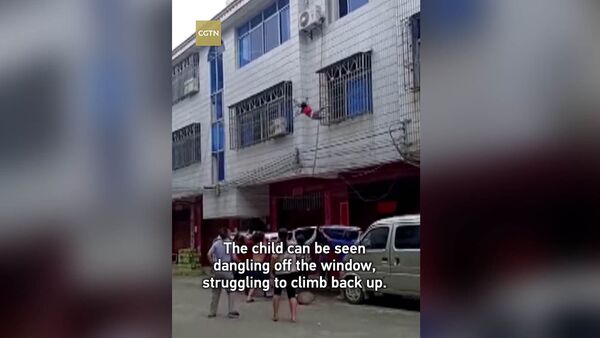 Соседи поймали девочку, выпавшую из окна, — видео из Китая - Sputnik Кыргызстан