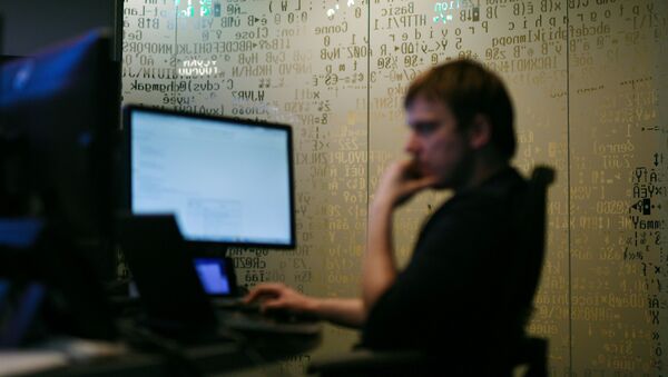 Мужчина работает за компьютером. Архивное фото - Sputnik Кыргызстан