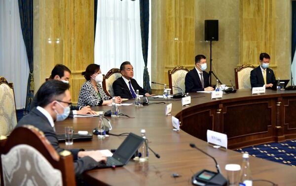Министры во время переговоров акцентировали внимание на продвижении важных двусторонних проектов, реализация которых была вынужденно приостановлена в связи с пандемией COVID-19. - Sputnik Кыргызстан