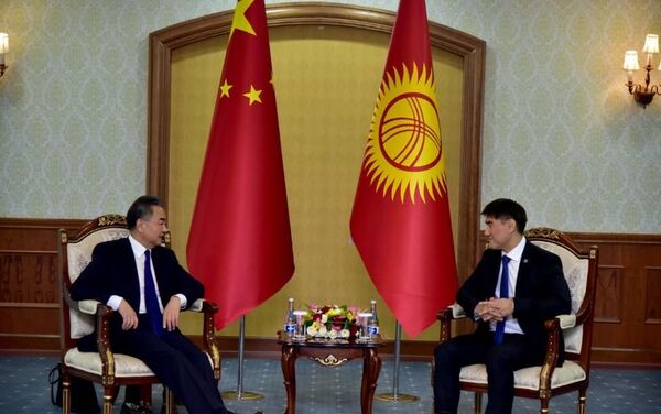 Министр иностранных дел Чингиз Айдарбеков попросил помочь с госдолгом своего китайского коллегу Вана И, который прибыл в Бишкек с официальным визитом - Sputnik Кыргызстан