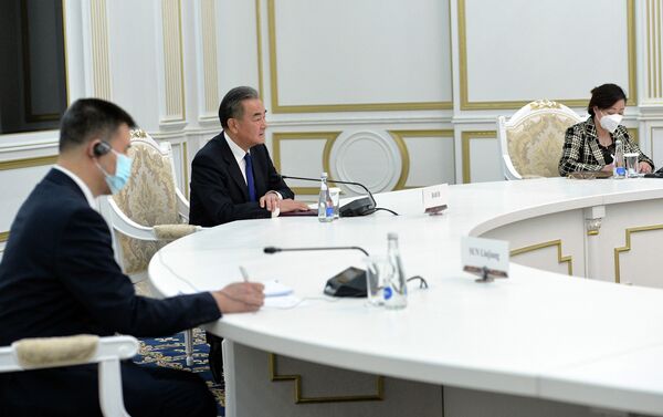 Также он поблагодарил главу КНР Си Цзиньпина и правительство Китая за гумпомощь и направление медиков для борьбы с пандемией. - Sputnik Кыргызстан