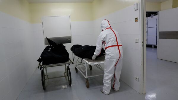 Медицинский работник транспортирует тело умершего от COVID-19. Архивное фото - Sputnik Кыргызстан